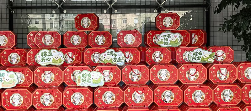 Dragon Boat Festival Zongzi Gifts Warm Hearts,  Group Photo Celebrates the Festival